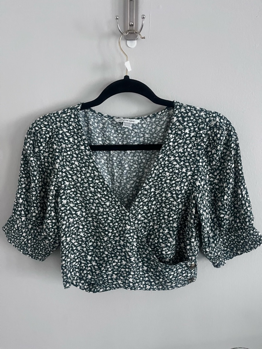 American Eagle Floral Wrap Crop Top Green size xs